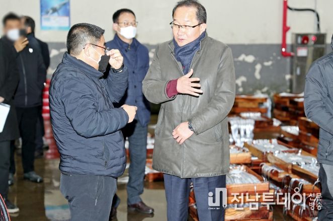 수협 위판장 경매현장 방문한 강병삼 제주시장