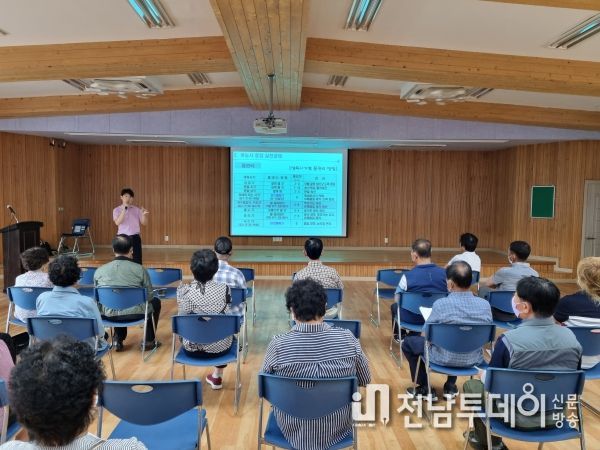 1. 읍·면으로 찾아가는 영농교육 : 동복면 복지회관에서 동복면민을 대상으로 영농교육을 하고 있는 모습. 화순군은 작년과 달리 올해 새해농업인실용교육을 읍·면별로 추진한다.