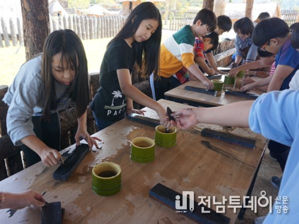 석기체험 : 화순군은 고인돌 유적지를 활용한 선사문화체험 프로그램을 실시하고 있다. 사진은 아이들이 선사체험장 ‘돌도끼 만들기 프로그램’에 참여하고 있다.