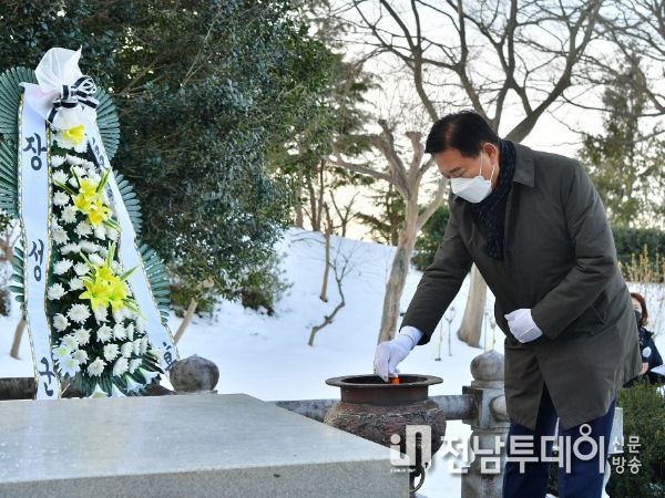 장성군이 참전유공자명예수당, 참전유공자유족수당, 보훈명예수당을 2배 인상한다. 2일 시무식에 앞서 충혼탑 분향 중인 김한종 장성군수