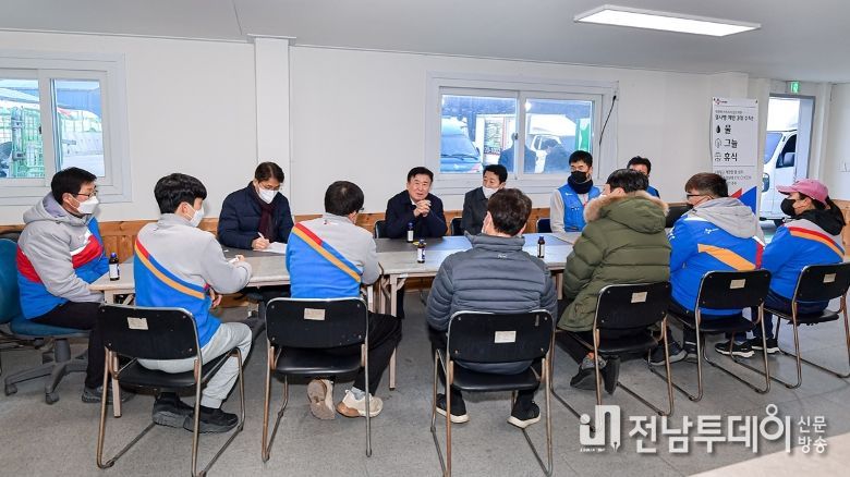 정기명 여수시장 택배 분류장 방문…노동자들 안전 당부