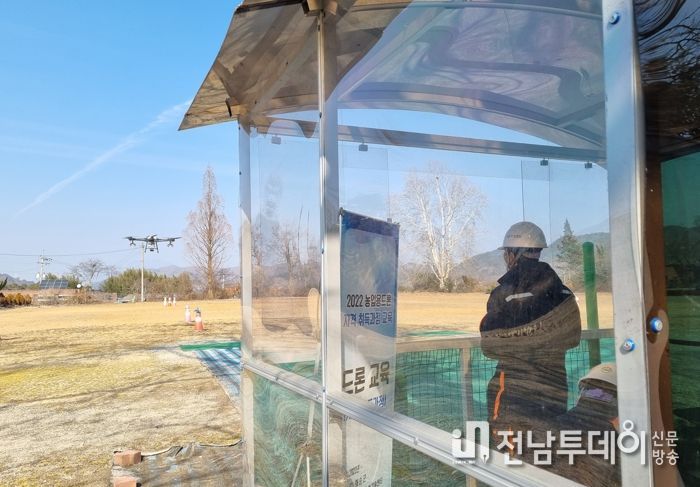 1. 농업용 드론 자격증 취득 교육 : 드론 자격증 취득 교육은 이론교육과 비행 실습을 포함하여 약 60시간의 교육을 통해 3월, 드론 자격증을 취득하는 것을 목표로 하고 있다.