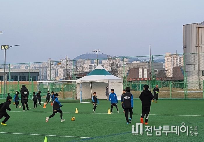 순천팔마유소년축구장에서 전지훈련팀이 훈련을 하고 있다