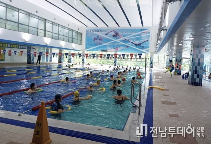 아쿠아로빅 프로그램 : 어르신들이 아쿠아로빅 프로그램에 참여하고 있는 모습