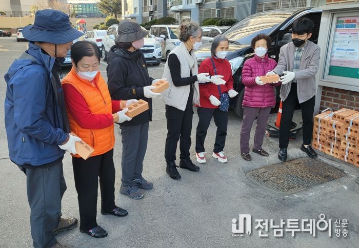 사진은 11일 화순군 화순읍 행정복지센터는 화순읍 소재 공동주택 주민에게 양변기 수조에 넣을 벽돌을 전달하고 있는 모습.