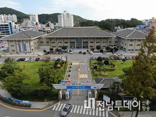 여수시(시장 정기명)가 설 명절을 앞두고 지역 농가‧업체의 경영 안정화 위해 ‘지역 농산물 사주기’에 나섰다.
