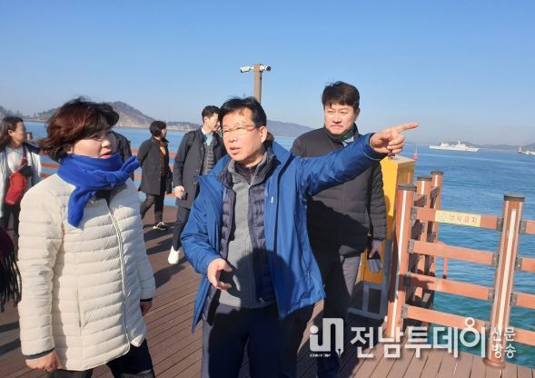 박병규 광산구청장이 목포시 고하도 해상데크 시설을 살펴보고 있다.