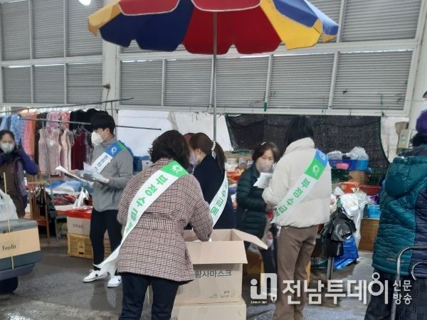 화순군은 지난 13일 전통시장에서 변경된 복지 제도를 안내하고 수급 신청을 유도하기 위해 홍보캠페인을 펼쳤다. 사진은 변경된 제도를 설명하는 팜플렛을 주민들에게 배부하는 화순군 관계자들의 모습.