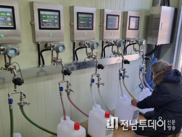 사진은 작물용유용미생물을 분주 받고 있는 농업인의 모습.