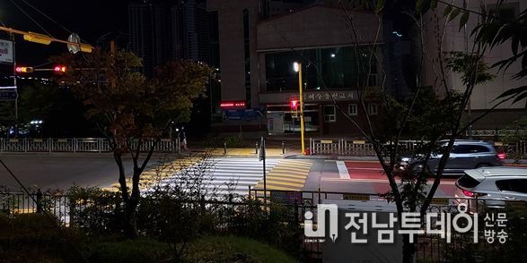 여수시가 안전한 보행환경 조성과 교통사고 예방을 위해 교차로 및 횡단보도에 집중조명장치(LED 투광기)를 올 상반기에 추가 설치하겠다고 밝혔다.