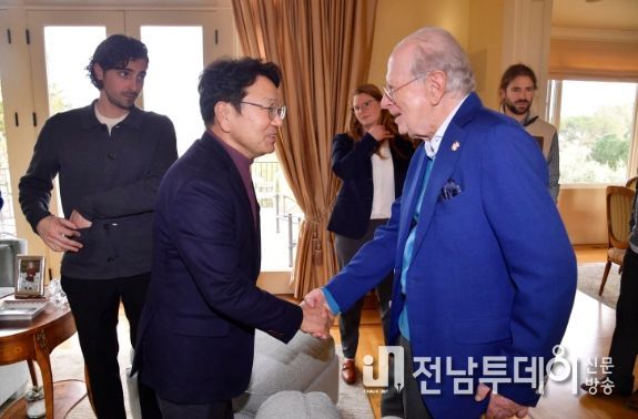 라이징 타이드 펀드 오사마 하사나인 회장 자택 방문