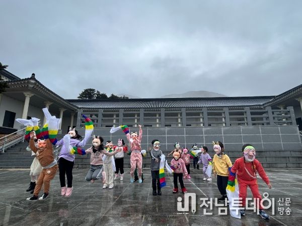 구례군, 지리산역사문화관 설맞이 ‘전통 민속 탈 만들기’체험