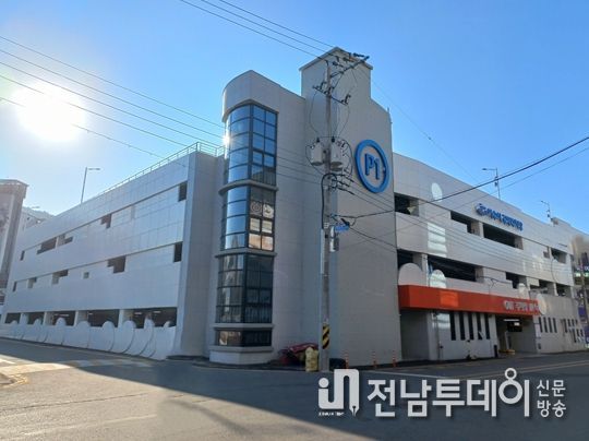 여수시(시장 정기명)와 도시관리공단, ㈜이지스파크는 설 연휴 기간 시민과 귀성객의 편의를 위해 유료 공영주차장 32개소를 무료로 개방한다.