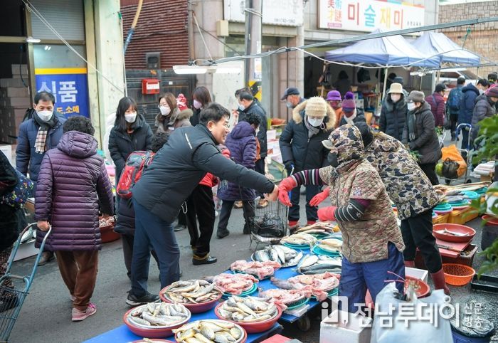 노관규 순천시장, 설 앞두고 전통시장 찾아...시민 목소리 들어