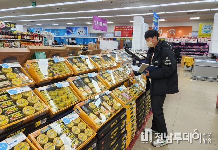 대형마트에 진열된 설 선물세트 점검 모습