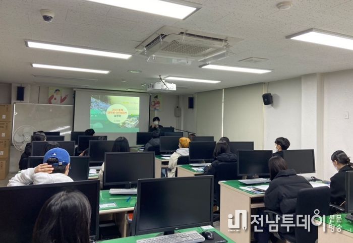 화순군은 지난 16일 행정을 도와줄 대학생 아르바이트생 35명을 선발하고 교육을 진행했다.