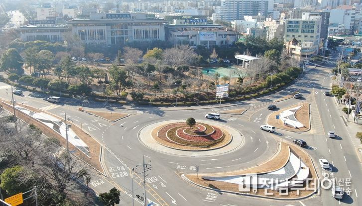 ‘여수시의회 앞 로터리’…여문지구 랜드마크로 우뚝