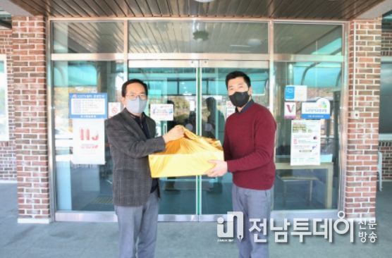 화순군(군수 구복규)은 지난 17일 다가오는 설 명절을 앞두고 사회복지시설을 찾아 따뜻한 정을 나누었다고 밝혔다. 사진은 효사랑 감로원을 방문해 위문품을 전달하는 박철원 화순 부군수의 모습.