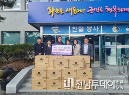 화순군 춘양면 소재 엘리체 컨트리클럽(대표 류채봉)은 지난 16일 어려운 이웃들을 위해 전달해달라며 참치선물세트 150개를 기탁했다. 사진은 류채봉 대표(사진 중앙 왼쪽)가 김규란 춘양면장(사진 중앙 오른쪽)과 직원들과 기념 촬영하는 모습