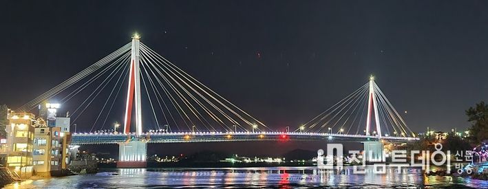 여수시는 ‘여수 밤바다’ 주요 명소인 ‘돌산대교와 거북선대교’의 야간 조명 색을 주중과 주말로 나누어 다른 색감으로 연출한다.