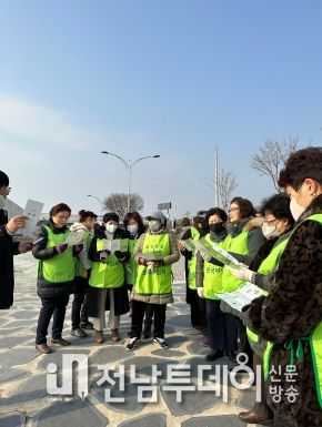 한국부인회 자원봉사자들이 바로온 어플 활용 교육 받는 모습