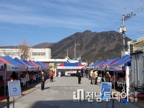 사진은 지난해 진행된 22년 설맞이 화순 농특산물 직거래 장터 당시 모습.