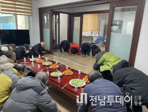 이서면장은 지난16일부터 19일까지 관내 마을회관과 경로회당을 순회하며 주민과 간담회를 가지고 있다. 사진은 지역 어르신들과 새해 인사를 나누는 면장과 주민 모습.