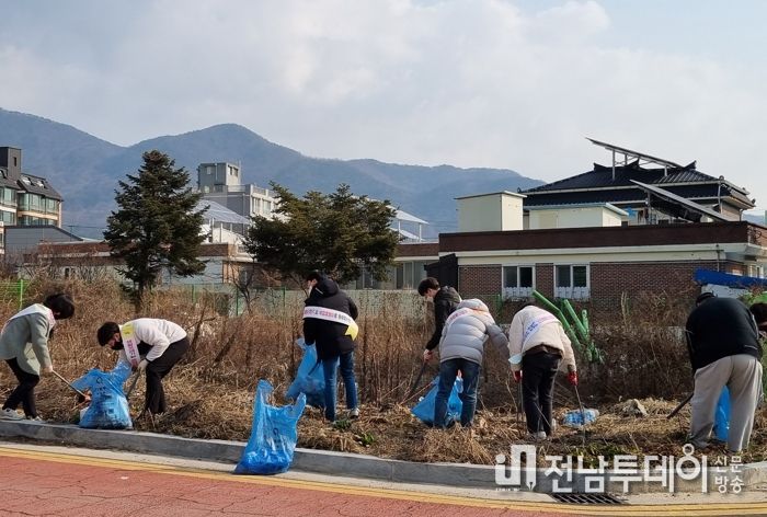 화순군청 직원들이 명절 설을 준비하며 지난 10일부터 20일까지 화순읍 시가지 대청소를 실시 중이다