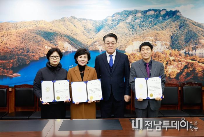 화순군은 지난 18일 ‘화순군 청원심의회’ 위원 4명을 위촉했다. 사진은 신임 위원 정덕자 씨(왼쪽 1번째), 서지은 씨(왼쪽 2번째), 이정갑 씨(오른쪽 첫 번째)가 구복규 화순군수와 함께 찍은 기념 단체 사진.