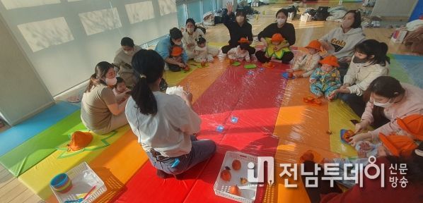 화순열린도서관 제 1기 문화프로그램 중 하나인 영유아 프로그램 ‘오감톡톡 베이비 오감놀이’의 모습