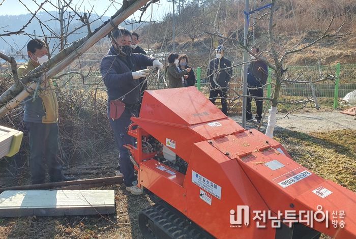 화순군 백아면 원리 마을 영농현장에서 잔가지파쇄기 활용 모습