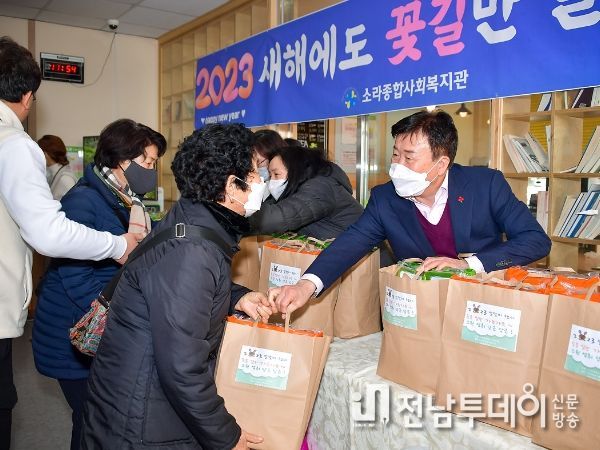 정기명 여수시장이 행사에 참석해 어르신들께 선물보따리를 나눠주고 있다.