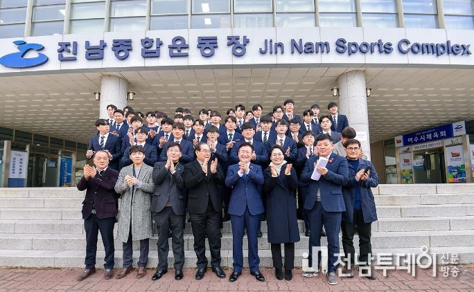 지역 청년들의 여수국가산단 취업등용문인 ‘여수 테크니션 스쿨 제14기’가 26일 테크니션 스쿨 교육장에서 개강식을 갖고 취업을 위한 힘찬 발걸음을 시작했다.