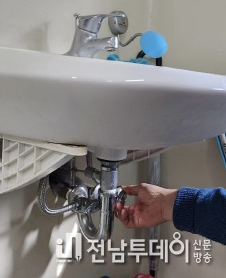 사진은 물 절약 운동의 일환으로 세면대 수압을 낮추는 모습