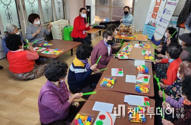 주민들이 치매 관리 서비스를 받고 있다