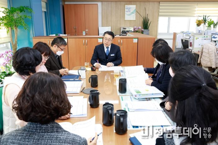 27일 사회복지과와 가정활력과의 보고회에서 구복규 화순군수가 업무계획을 듣고 의견과 강조사항을 전하고 있는 모습.