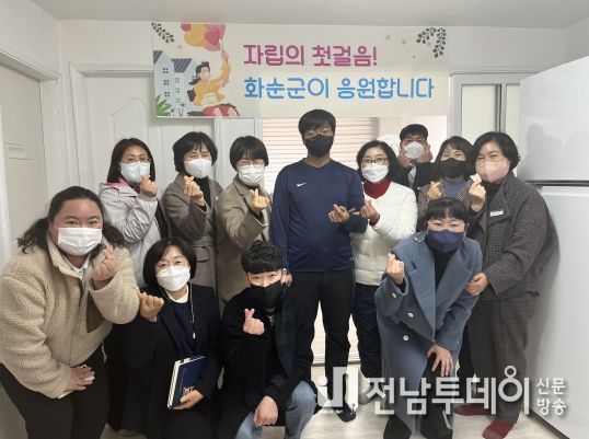 30일 화순군은 지역사회자립지원 1호 대상자의 자립주택 입주를 지원했다. 사진은 군이 준비한 입주식에서 지원 대상자에게 자립주택 열쇠를 전달하는 기념사진.