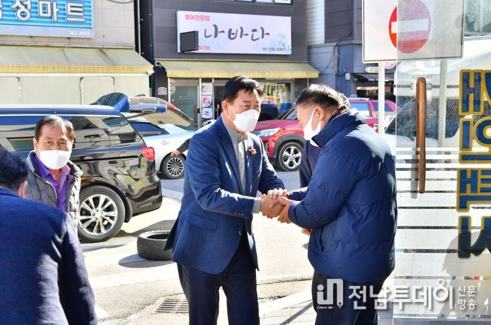 장성군이 ‘교통약자 바우처 택시’ 4대를 운영한다. 설 연휴 택시 종사자들과 새해 인사를 나누고 있는 김한종 군수