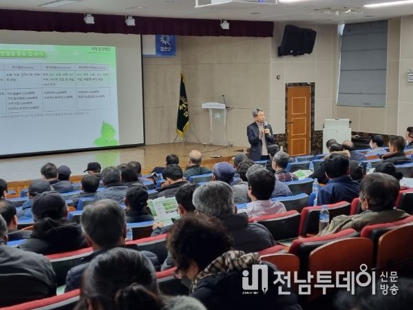 1. 춘양면 복지회관에서 춘양면민을 대상으로 김지웅 춘양·한천 농업인상담소장(왼쪽)이 영농교육을 하는 모습. 화순군은 작년과 달리 올해 새해농업인실용교육을 읍·면별로 추진했다.