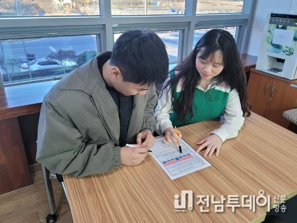 화순군은 토양 정밀검정을 통해서 경작지에 적합한 농산물 생산을 지원한다. 사진은 토양시비처방서를 이용한 토양검정결과를 가지고 농업인과 상담하는 농업기술센터 관계자 모습.