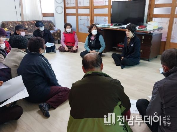 김규란 춘양면장은 1월 30일부터 2월 6일까지 면내 22마을을 차례대로 순회하며 경로당에서 지역 어르신들과 소통하고 있다. 사진은 경로당에서 지역 어르신과 덕담을 나누고 애로사항을 청취하고 있는 김규란 춘양면장(TV앞 우측, 명찰 패용 여성)의 모습