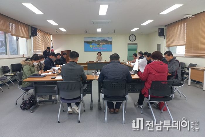 학자금 지원 사업을 주제로 회의 중인 이서면 관계자들과 이서면 마을 이장 15명의 회의 모습.