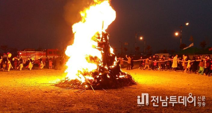 여수시문화원이 오는 4일 종화동 해양공원에서 ‘정월대보름 한마당 행사’를 개최한다.