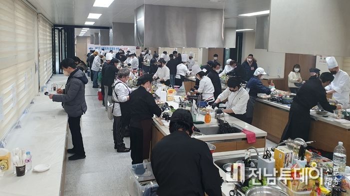 지난 4일 여수정보과학고등학교에서 1차 서류 합격자 54명이 음식 품평회에 참여했다.