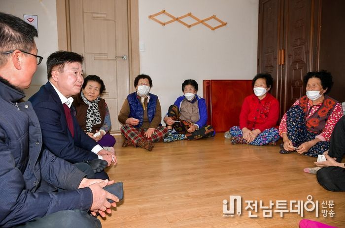 정기명 여수시장은 4일 오후 정월대보름 세시풍속 놀이 한마당 행사에 참여해 주말까지 ‘소통행보’를 이어갔다.