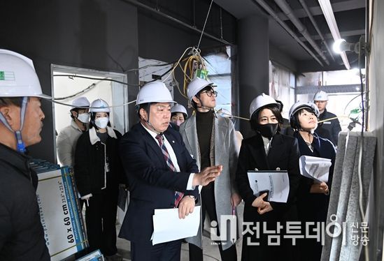 광주 서구의회 위원들이 지난 1일 서구쌍촌청소년문화의집 공사현장에서 시설물 건립사항을 점검하고 있다. (사진=광주 서구의회 제공)