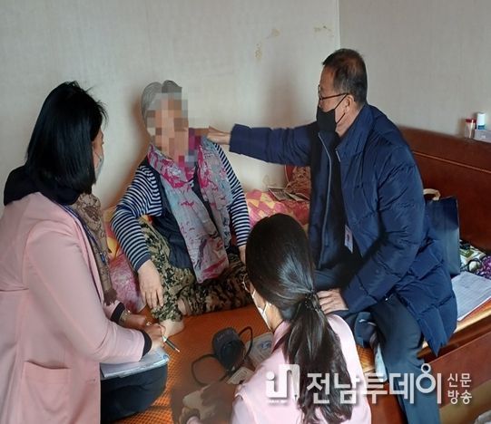 지난 2일 신준섭 보건소장이 현장에 동행해 대상자들의 건강상태를 직접 살폈다.