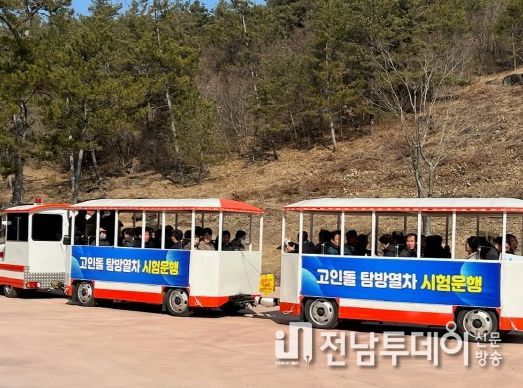 화순군은 2월 8일, ‘봄꽃과 함께하는 고인돌 축제’를 준비하기 위해 현장점검 및 보고회를 실시했다. 사진은 구복규 군수가 사계절 꽃 식재 계획을 주민들에게 직접 설명하고 있다.
