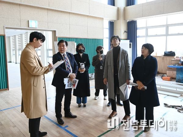 광주 서구의회 위원들이 지난 1일 상무국민체육센터 건립현장에서 시설물 점검을 하고 있다.