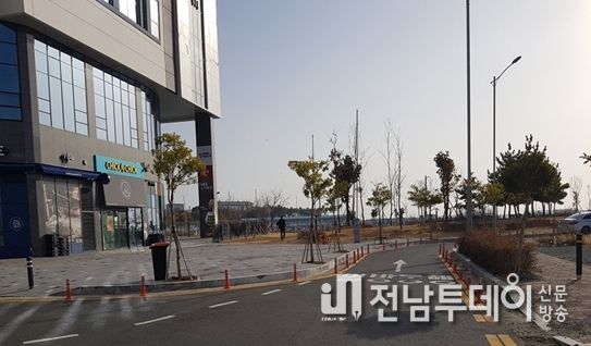 웅천항 인근 일방통행로 주정차금지 규제봉 정비완료 현장